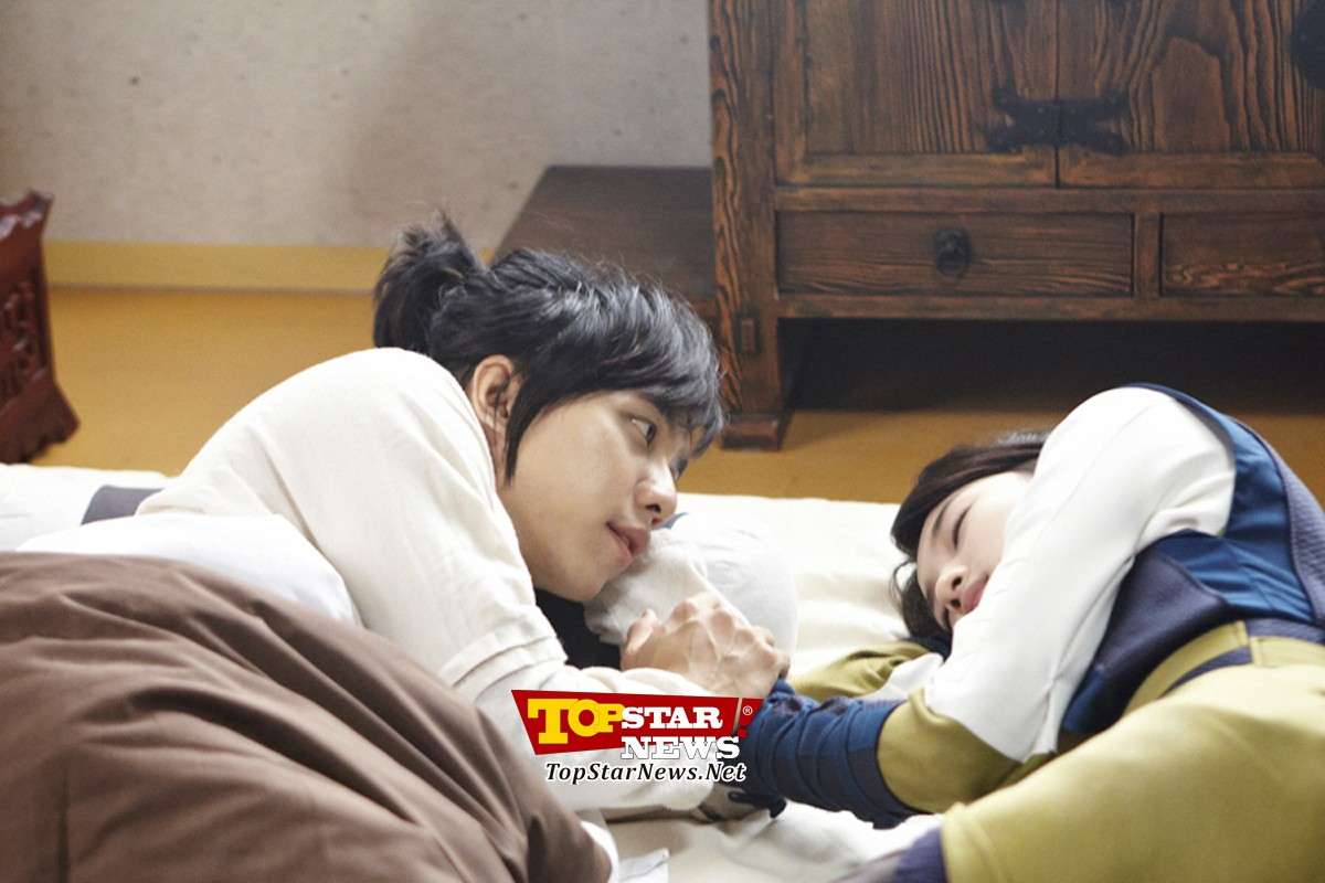 Hq Stills Of Lee Seung Gi And Suzy Gazing Sweetly In Bed Everything Lee